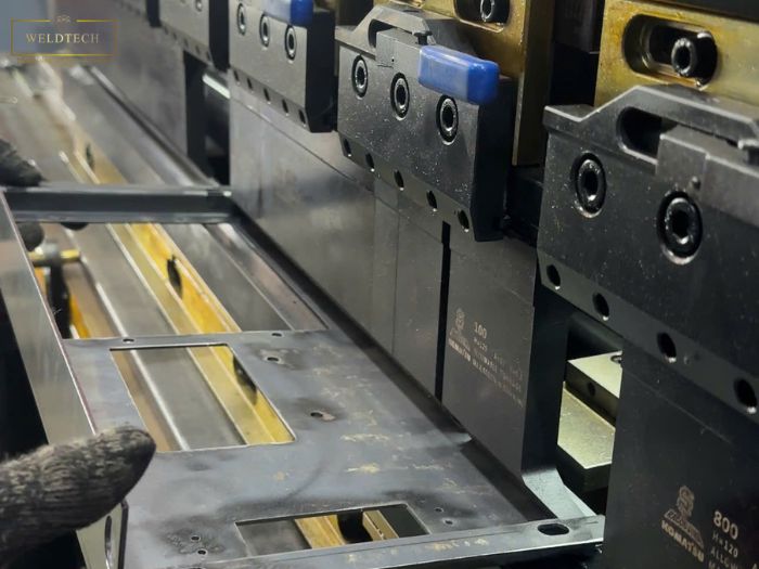 So sánh chấn gấp truyền thống và CNC